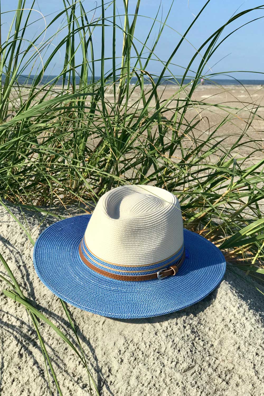 Finally, a cute lightweight sun hat that's UPF 50+! Stay cool and protect your face from harmful ultraviolet rays while at the beach, shopping or sightseeing. The perfect sun hat for women who love the beach! #sunhats #beachhat