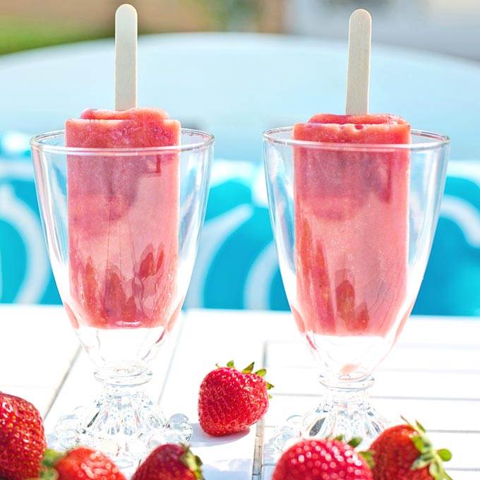 Boozy popsicles with strawberries - Coastal Wandering