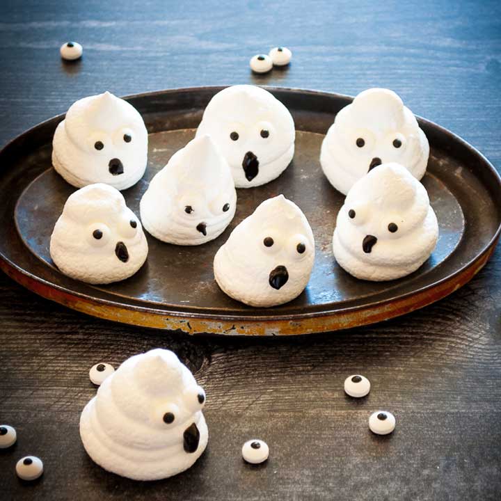 Halloween boo meringue ghosts