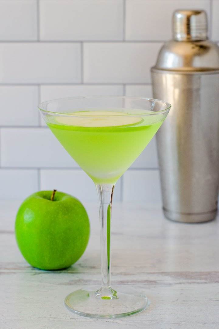 Green apple martini, apple, cocktail shaker