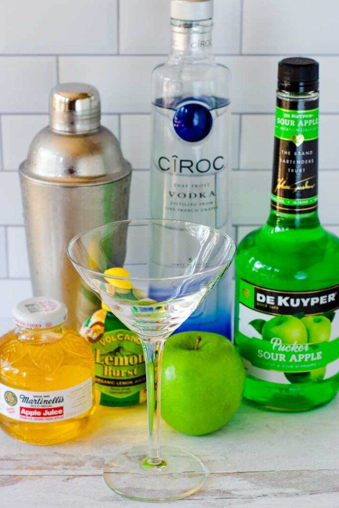 Green Apple Martini Recipe: How To Make a Sour Appletini Cocktail ...