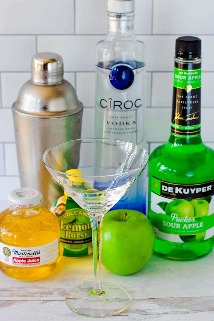 Apple juice, cocktail shaker, lemon juice, martini glass, vodka, green apple, De Kuyper pucker sour apple schnapps