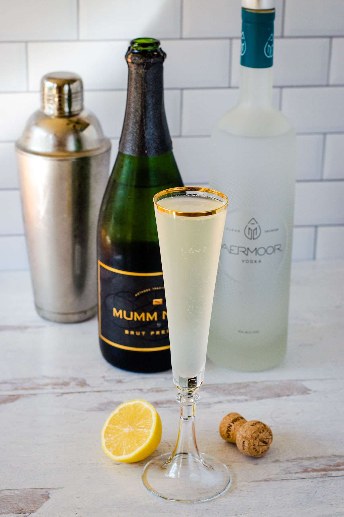 French 76, cocktail shaker, champagne, vodka, lemon