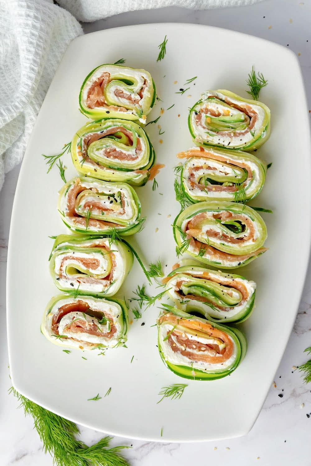 Cucumber rolls with salmon and cream cheese.