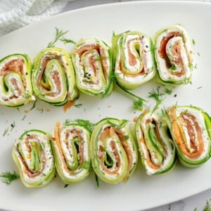 Cucumber rolls with salmon and cream cheese.