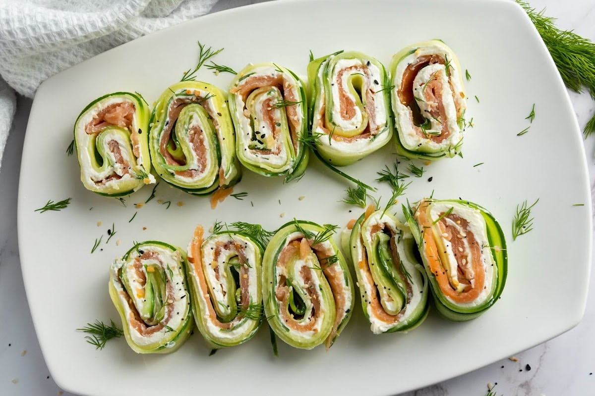 Cucumber rolls with salmon and cream cheese.